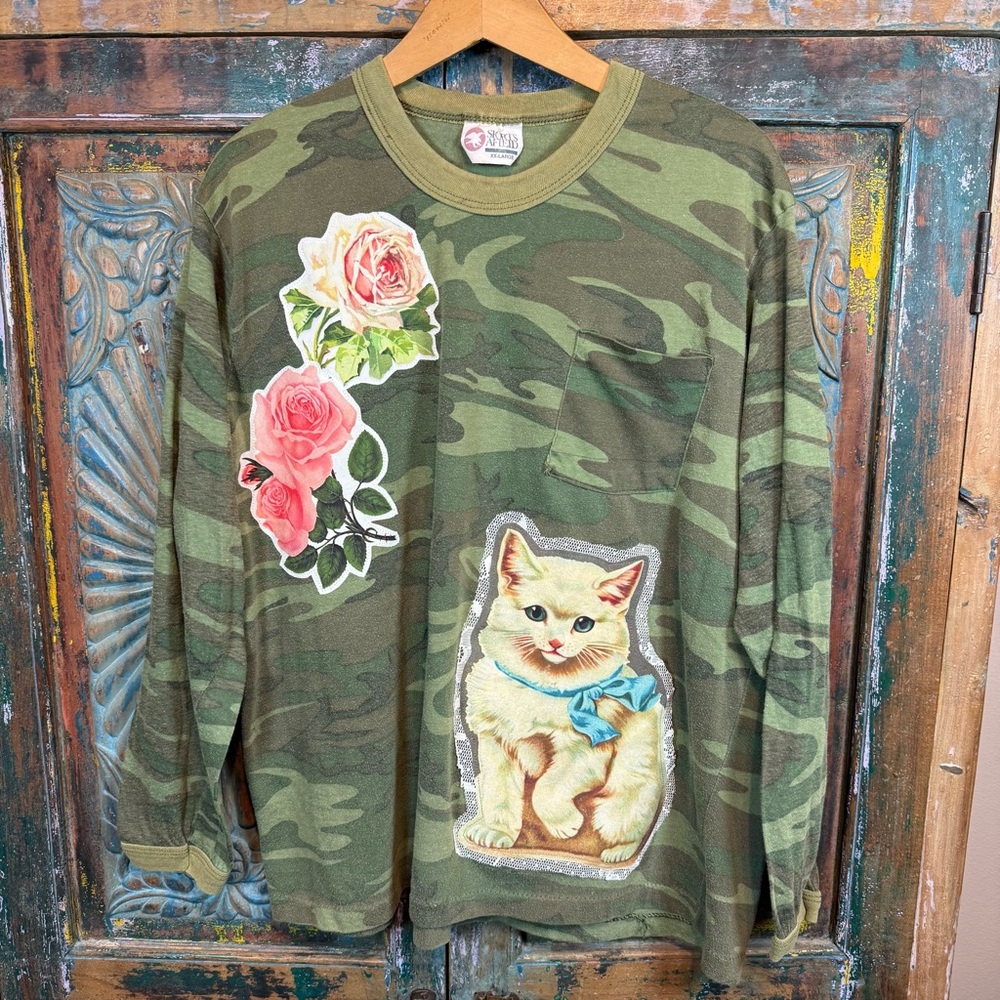 Vintage camo flower & cat appliqué hunting shirt upcycled dopamine